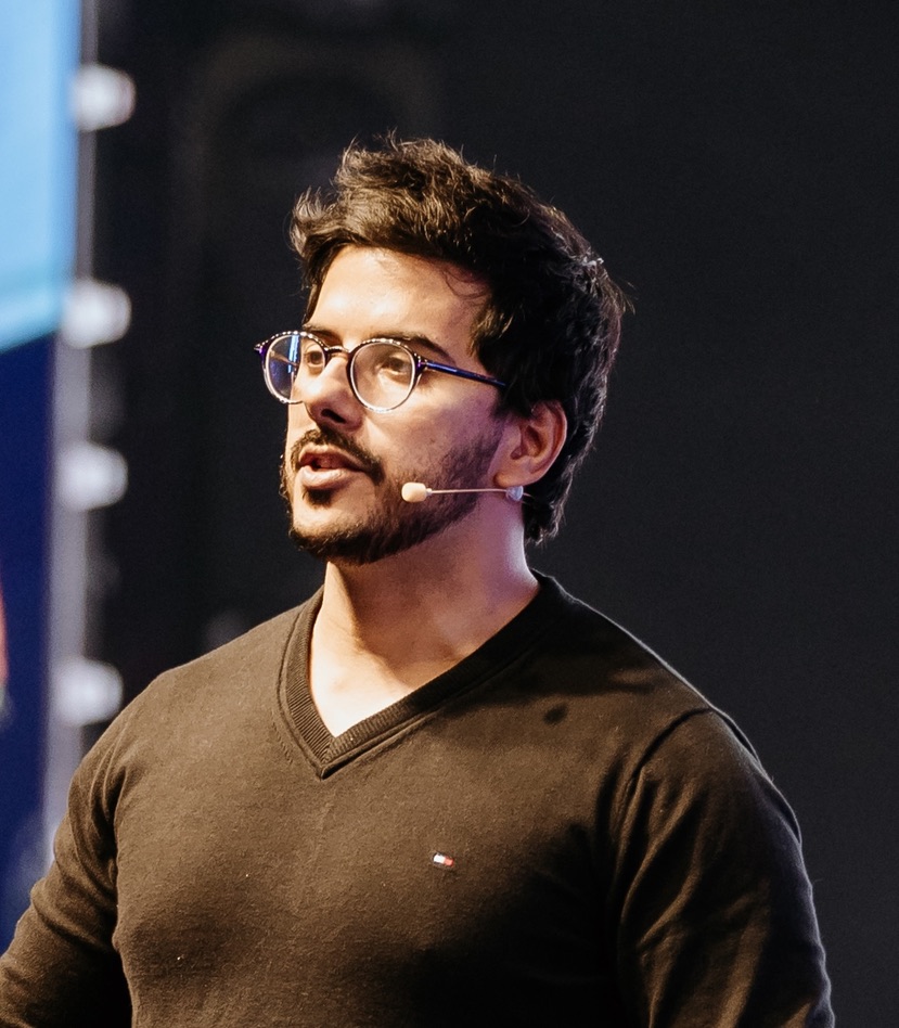 Thiago Rocha palestrando sobre Growth em evento de tecnologia